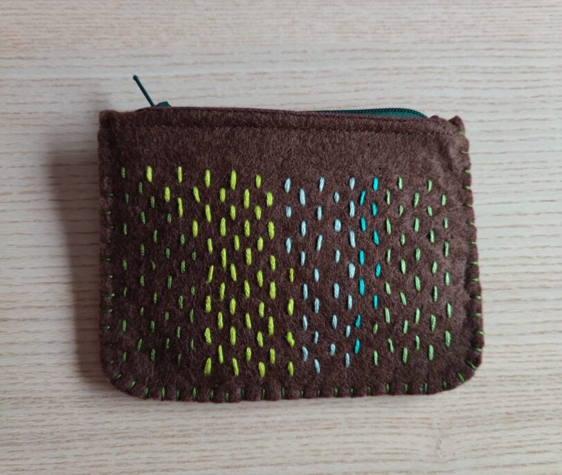 Monedero de Fieltro Bordado Brown and Green Rain Drops
